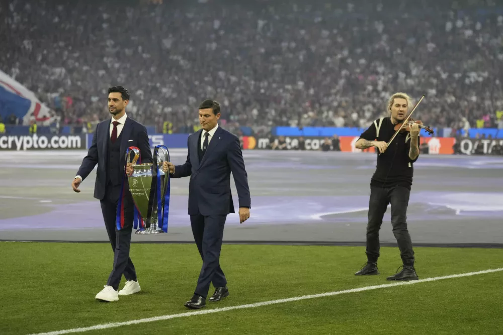 David Garrett performs before the Champions League final soccer match between Paris Saint-Germain and Inter Milan at the Allianz Arena in Munich, Germany, Saturday, May 31, 2025. (AP Photo/Matthias Schrader)