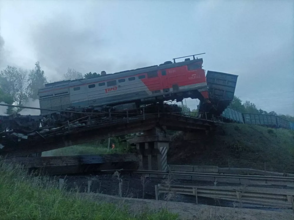 A views shows a damaged freight train at the scene following a railway bridge collapse in the Kursk region, Russia, in this picture published June 1, 2025. Acting Governor of Kursk Region Alexander Khinshtein via Telegram/Handout via REUTERS ATTENTION EDITORS - THIS IMAGE HAS BEEN SUPPLIED BY A THIRD PARTY. NO RESALES. NO ARCHIVES. MANDATORY CREDIT.