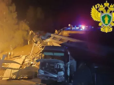 A view shows a damaged bus and a train carriage at the scene, after a road bridge collapsed onto railway tracks in the Bryansk region, Russia, in this image released June 1, 2025. Moscow Interregional Transport Prosecutor's Office/Handout via REUTERS ATTENTION EDITORS - THIS IMAGE HAS BEEN SUPPLIED BY A THIRD PARTY. NO RESALES. NO ARCHIVES. MANDATORY CREDIT. WATERMARK FROM SOURCE.