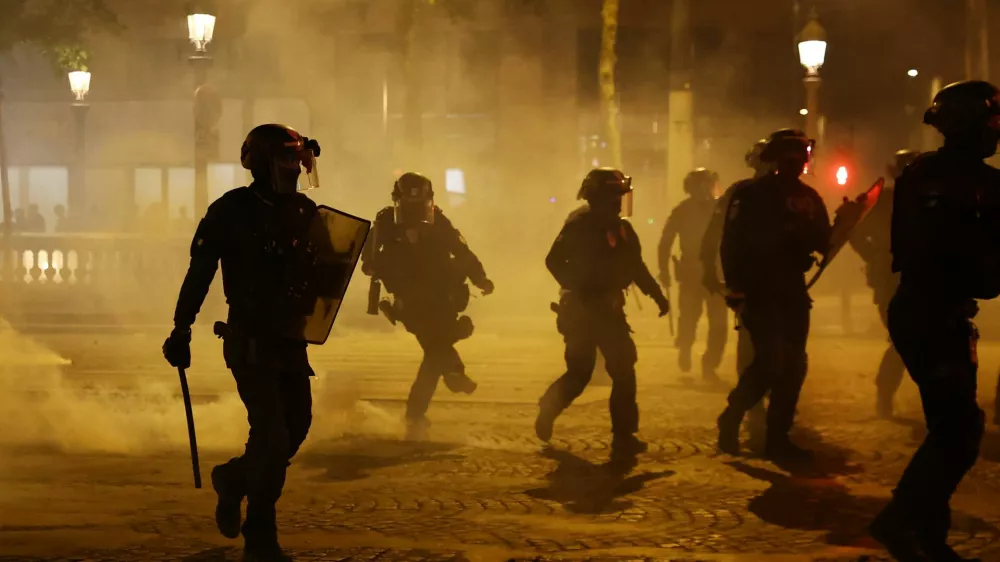 Soccer Football - Champions League - Final - Paris St Germain fans gather in Paris - Paris, France - May 31, 2025 Riot police on the Champs Elysees avenue after Paris St Germain won the Champions League REUTERS/Abdul Saboor