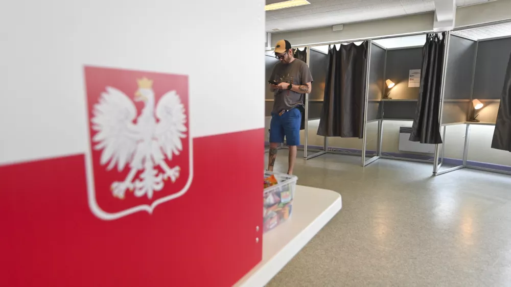 01 June 2025, France, Clermont-Ferrand: A&nbsp;view inside a polling station, in France's Clermont-Ferrand, for the second round of Poland's presidential elections. Photo: Adrien Fillon/ZUMA Press Wire/dpa