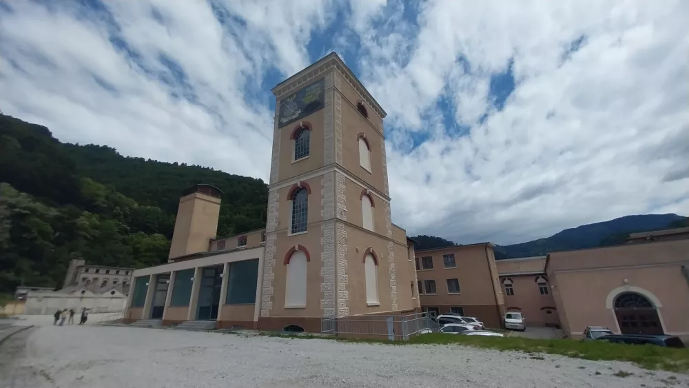 &Scaron;entanski rudnik, kjer so nekoč pridobivali živo srebro, se nahaja 9 kilometrov severno od Tržiča, pri zaselku Lajb.