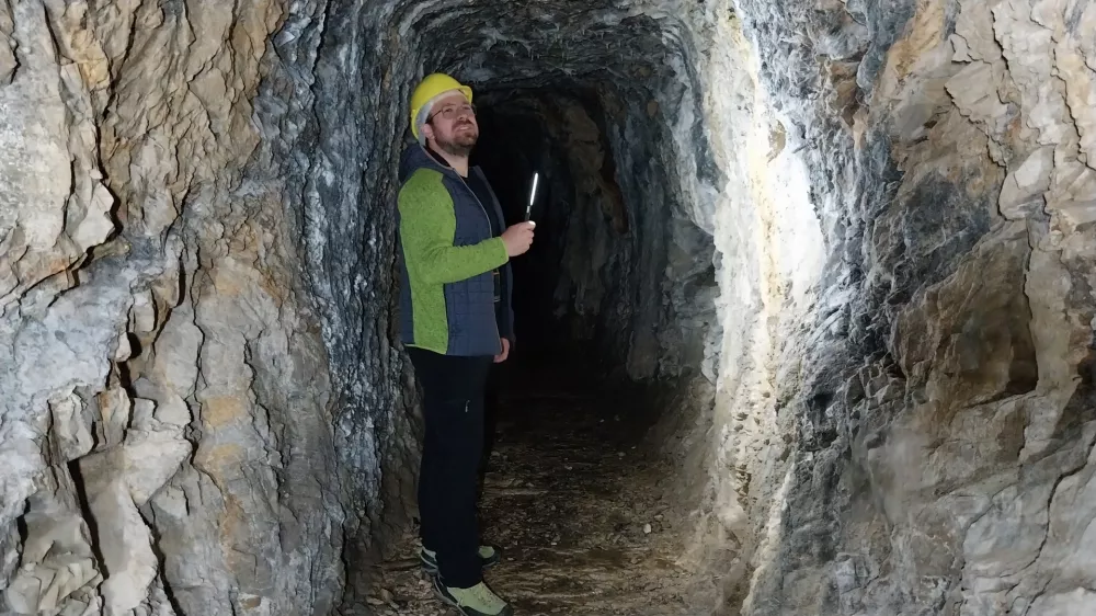 &Scaron;entanski rudnik, kjer so nekoč pridobivali živo srebro, se nahaja 9 kilometrov severno od Tržiča, pri zaselku Lajb.