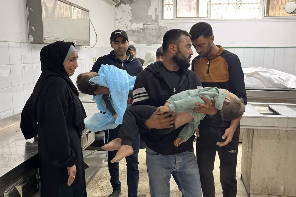 25 May 2025, Palestinian Territories, Gaza: Relatives of Palestinians who lost their lives mourn after the Israeli army bombed several homes in Gaza, The bodies of Palestinians who lost their lives in the attack are transferred to Al-Shifa Hospital in Gaza City. Photo: Hadi Daoud/APA Images via ZUMA Press Wire/dpa