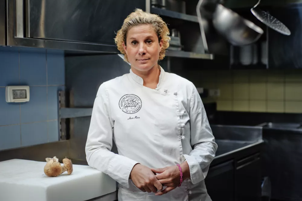 Ana Ro&scaron;, najbolj&scaron;a slovenska profesionalna kuharica - &scaron;efinja kuhinje v restavraciji Hi&scaron;a Franko v Kobaridu, prva ženska povabljena v vrhunsko ekipo kuharjev z vsega sveta.//FOTO: Tomaž Zajel&scaron;nik