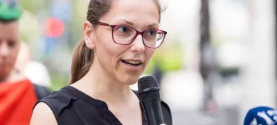 Ljubljana, Bavarski dvor.Izjava za medije predstavnikov Drustva Parada ponosa ter nevladnih organizacij s pozivom odgovornim politicnim in drzavnim institucijam ob nasilju tekom Festivala Parada ponosa.Predsednica Drustva Parada ponosa Simona Mursec.