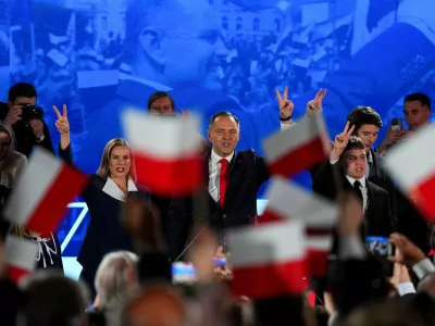 Polish presidential candidate Karol Nawrocki, backed by the main opposition Law and Justice (PiS) party, his wife Marta Nawrocka, his sons Antoni and Daniel gesture as they react to the exit polls of the second round of the presidential election, in Warsaw, Poland, June 1, 2025. REUTERS/Aleksandra Szmigiel