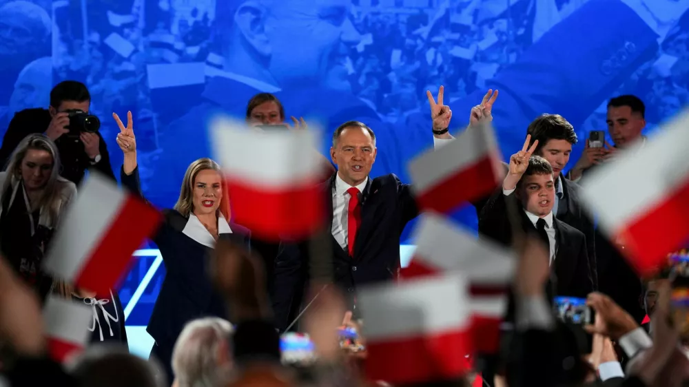 Polish presidential candidate Karol Nawrocki, backed by the main opposition Law and Justice (PiS) party, his wife Marta Nawrocka, his sons Antoni and Daniel gesture as they react to the exit polls of the second round of the presidential election, in Warsaw, Poland, June 1, 2025. REUTERS/Aleksandra Szmigiel