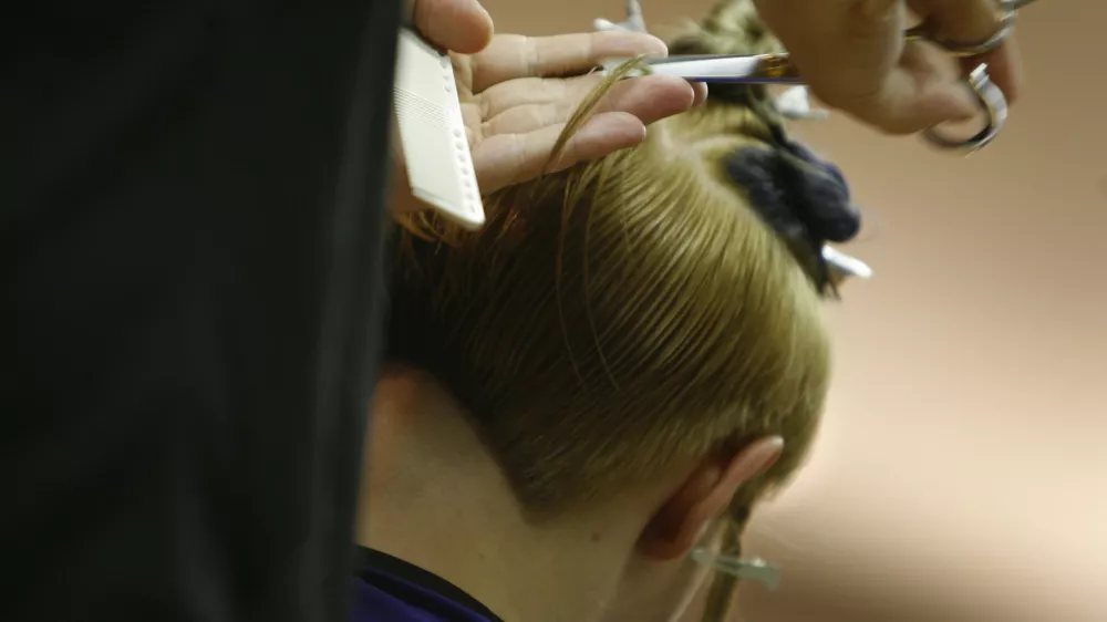 - modni dogodek London po Londonu, na katerem je ekipa frizerjev salonov Lassana predstavila zadnje frizerske trende iz Londonskega Salon International in smernice za sezono pomlad 2009; poslovna stavba NLB, TR3, LJUBLJANA/// FOTO: MATEJ POV&Scaron;EOPOMBA: SAMO ZA OBJAVO V ČASOPISU DNEVNIK