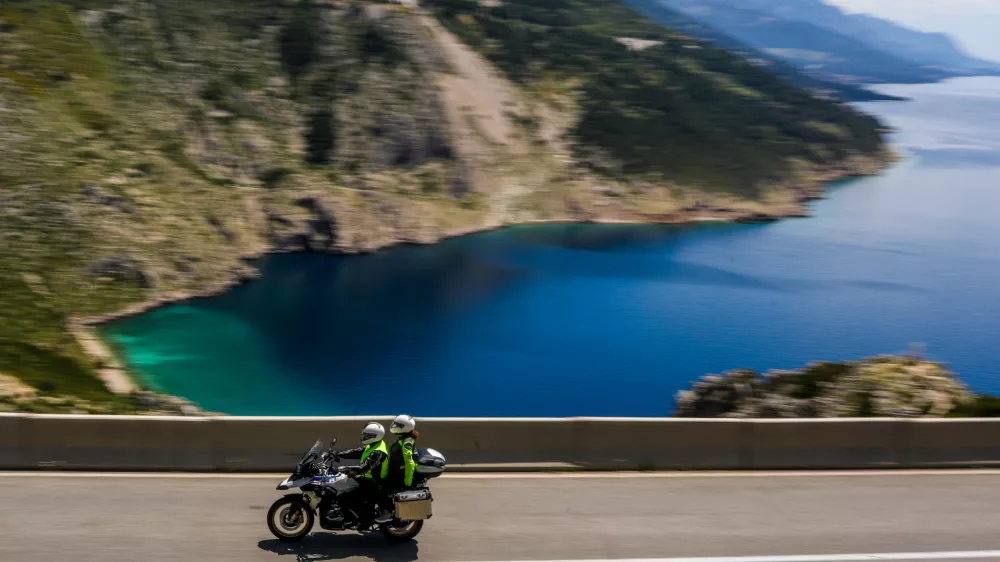 - Na poti iz Splita proti Makarski.- Cesta nad plažo Vruja pri vasi Dubci.- Makarska riviera.- Hrva&scaron;ka- 27.05.2025. - Reportaža o Jadranski magistrali ob 60. obletnici izgradnje in 70. obletnici začetka gradnje.- Jadranska magistrala, cesta, hrva&scaron;ka obala.OPOMBA: ZA OBJAVO V OBJEKTIVU!//FOTO: Bojan Velikonja