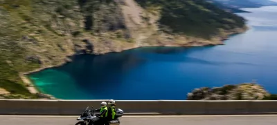 - Na poti iz Splita proti Makarski.- Cesta nad plažo Vruja pri vasi Dubci.- Makarska riviera.- Hrvaška- 27.05.2025. - Reportaža o Jadranski magistrali ob 60. obletnici izgradnje in 70. obletnici začetka gradnje.- Jadranska magistrala, cesta, hrvaška obala.OPOMBA: ZA OBJAVO V OBJEKTIVU!//FOTO: Bojan Velikonja