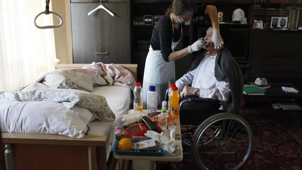 socialna oskrbovalka Ožbolt Zvezdana - socialna oskrba na domu - pomoč starej&scaron;im in bolnim - nega - starostniki //FOTO: Luka Cjuha