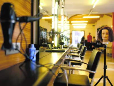 - Ilustrativna fotografija - frizerski salon, striženje, frizura, oddajanje stolov za SP-je//FOTO: Jaka Gasar