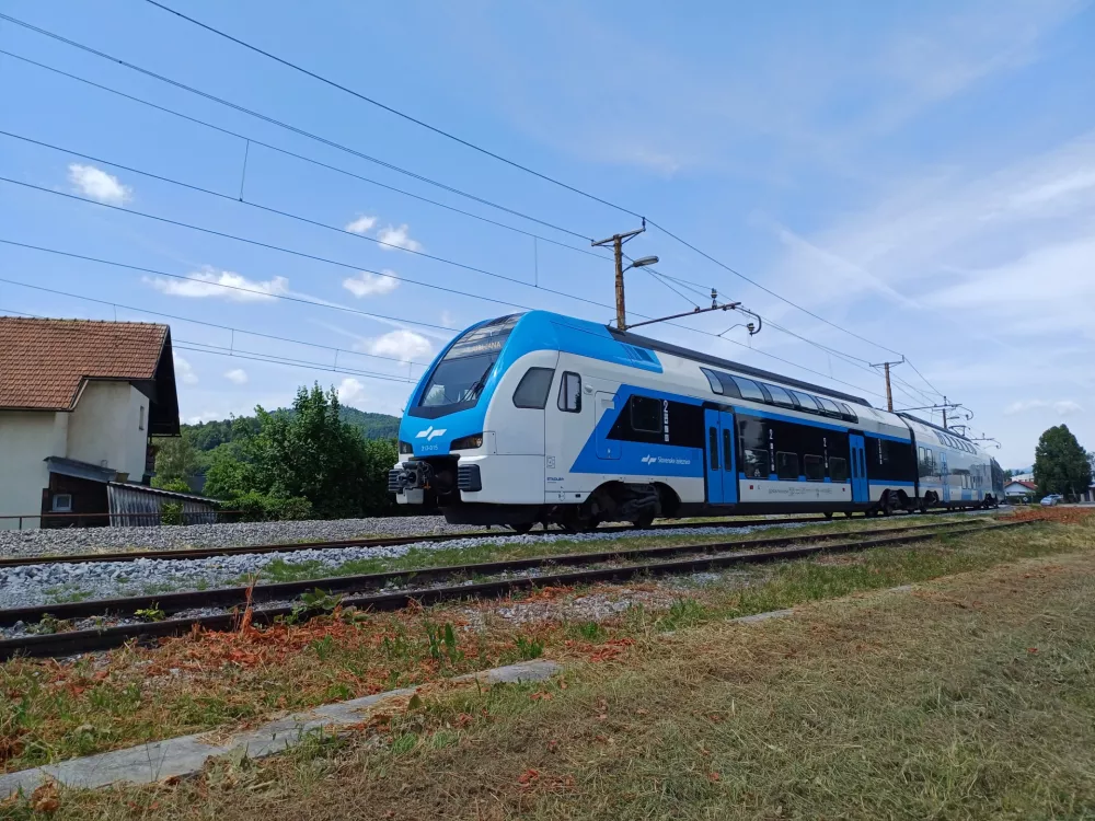 V Slovenskih železnicah v teh dneh ne opažajo bistvenega povečanja &scaron;tevila potnikov z gorenjskih koncev. Foto: Tina Jereb