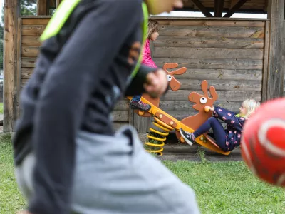 - osnovno&scaron;olci- &scaron;olsko igri&scaron;če- igrala -- otro&scaron;ka igra - 30.05.2022 &ndash; Osnovna &scaron;ola O&Scaron; Preska, Pre&scaron;ka cesta 22, Medvode //FOTO: Bojan Velikonja