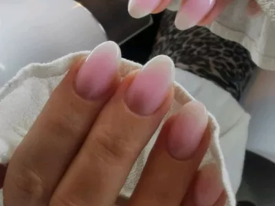 Trend leto&scaron;njega poletja babyboomer design manikure. Gre za elegantno, nežno različico francoske manikire &ndash; ombre, kjer se prelivata roza in belea barva. F Dermalandia