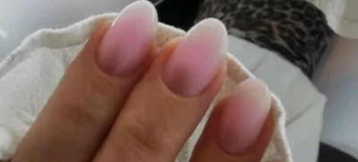 Trend letošnjega poletja babyboomer design manikure. Gre za elegantno, nežno različico francoske manikire – ombre, kjer se prelivata roza in belea barva. F Dermalandia