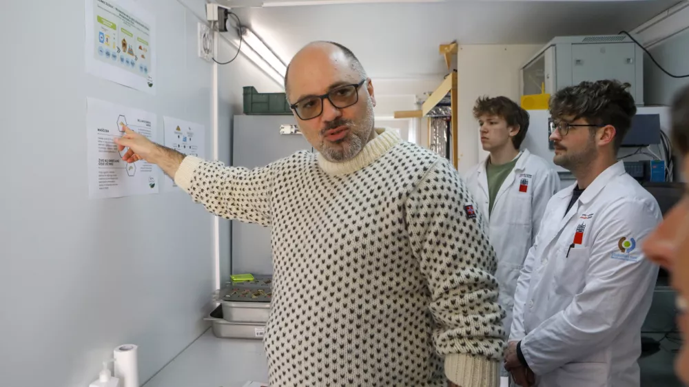 Roman Kuhar je slovenski sociolog in profesor sociologije na Univerzi v Ljubljani.4.4.2025 - Biotehnična fakulteta - bojevni&scaron;ka muha - Uporaba žuželk v krmi Foto: Luka Cjuha