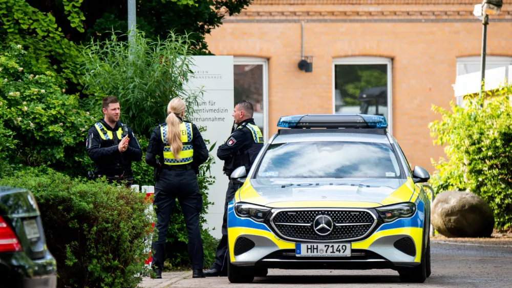 01 June 2025, Hamburg: A police patrol car parks on the grounds of Marienkrankenhaus hospital in Hamburg's Hohenfelde district. Three patients are dead and more than 50 people are injured after a fire breaks out in a ward that cares for elderly patients. Photo: Daniel Bockwoldt/dpa