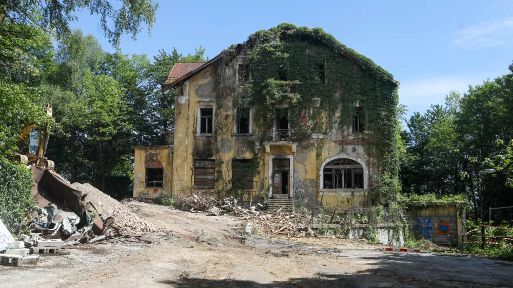 26.05.2025 - Hotel Bellevue Ljubljana. ru&scaron;enje gradbi&scaron;čeFoto: Luka Cjuha