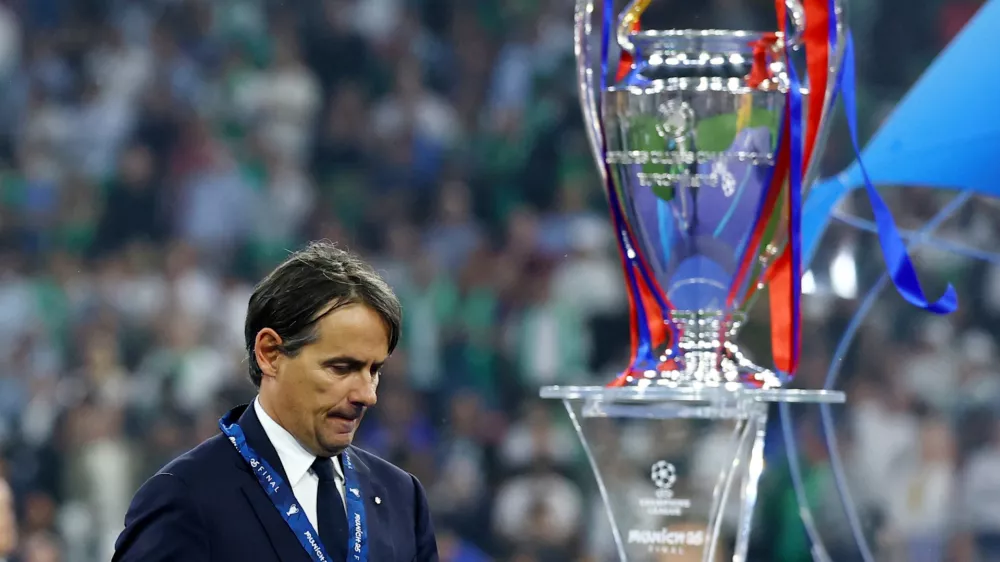 Soccer Football - Champions League - Final - Paris St Germain v Inter Milan - Allianz Arena, Munich, Germany - May 31, 2025 Inter Milan coach Simone Inzaghi looks dejected as he walks past the Champions League trophy after collecting his runners up medal REUTERS/Kai Pfaffenbach