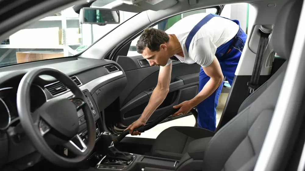 Notranjost avtomobila včasih bolj umazana kot strani&scaron;če