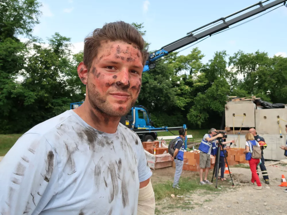 Vaja potres 2025, Nova Gorica, Gorica, simulacija potresa, re&scaron;evanje, gasilci, re&scaron;evalci, Evgen Leban, statist, član PGD Tolmin / Foto: Nata&scaron;a Bucik Ozebek