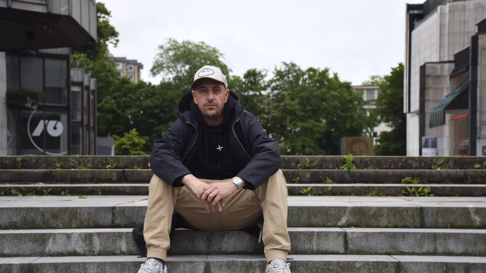 Bo&scaron;tjan Čukur, na stopnicah - trg republike23/5/25Foto: Voranc Kramberger / Foto: 