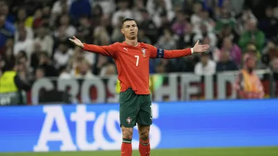 Cristiano Ronaldo je z 938 goli v članski konkurenci (800 v klubih, 138 za reprezentanco) najbolj&scaron;i strelec vseh časov, med drugim pa tudi edini nogometa&scaron;, ki je vsaj en gol dosegel na petih različnih svetovnih prvenstvih. Prihodnje leto bi ga lahko &scaron;e na &scaron;estem. / Foto: Ap