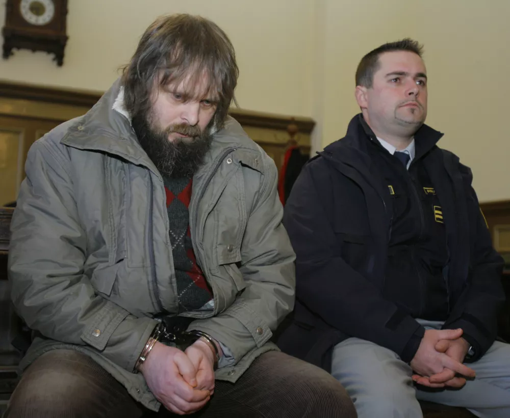 obtoženi Zoran Mezga na sodi&scaron;ču- sojenje Zoranu Mezgi zaradi požiga - 21. januar 2007 je v vite&scaron;ki dvorani in &scaron;e eni sobi gradu Smlednik polil vnetljivo tekočino in pritaknil vžigalico,obtoženi trenutno na Dobu prestaja petletno zaporno kazen zaradi posilstva in tatvine//FOTO: Jaka Adamič / Foto: Jaka Adamič