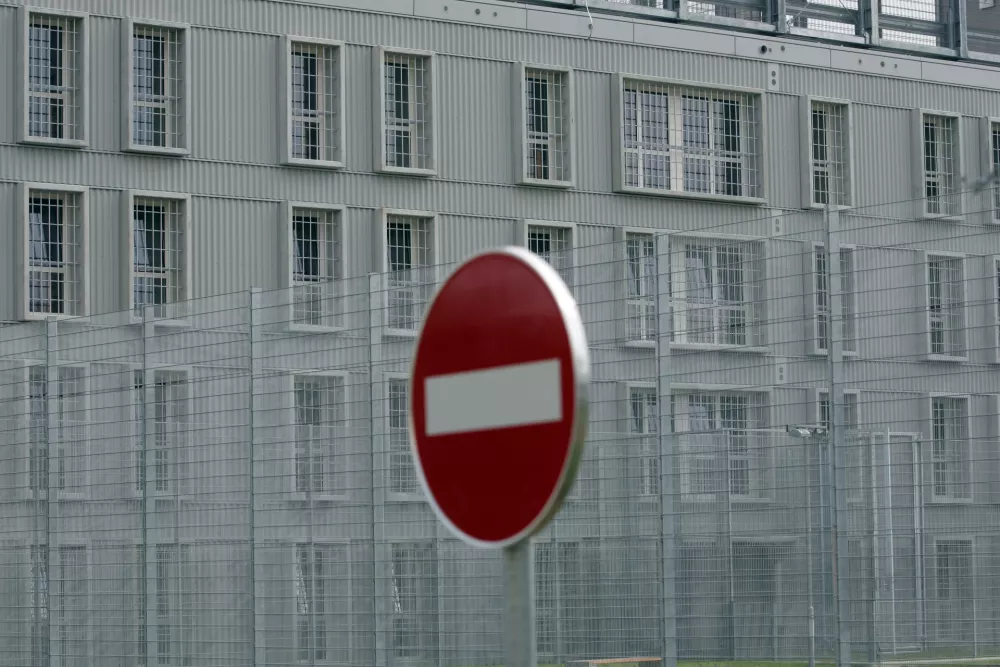 - ilustrtivna fotoggrafija - enosmerna - prepoved - Zavod za prestajanje kazni zapora Dob pri Mirni - zapor//FOTO: Luka Cjuha / Foto:: Luka Cjuha