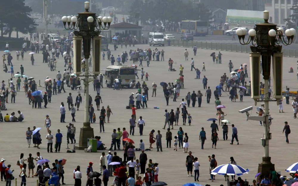 Crowds of tourists and security personnel gather on Beijing's Tiananmen Square June 4, 2012. Monday marks the 23rd anniversary of the military crackdown on the square of a student pro-democracy movement.   REUTERS/David Gray   (CHINA - Tags: MILITARY POLITICS CIVIL UNREST TRAVEL)
