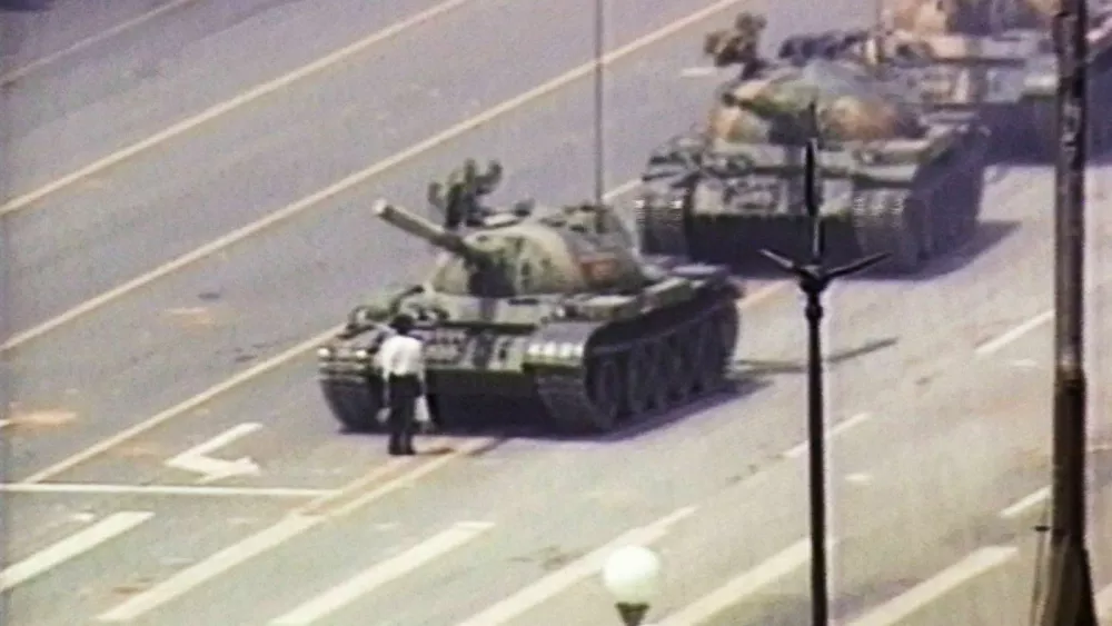 Tank Man, protestnik na trgu Nebe&scaron;kega miru leta 1989 v Pekingu