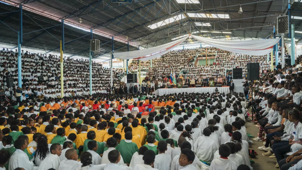 Madagaskar, Antananarivo.Zadnji dan obiska predsednice republike Natase Pirc Musar na Madagaskarju.Udelezba predsednikov na srecanju z vsemi ucenci sol skupnosti Akamasoa.