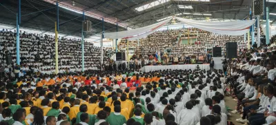 Madagaskar, Antananarivo.Zadnji dan obiska predsednice republike Natase Pirc Musar na Madagaskarju.Udelezba predsednikov na srecanju z vsemi ucenci sol skupnosti Akamasoa.