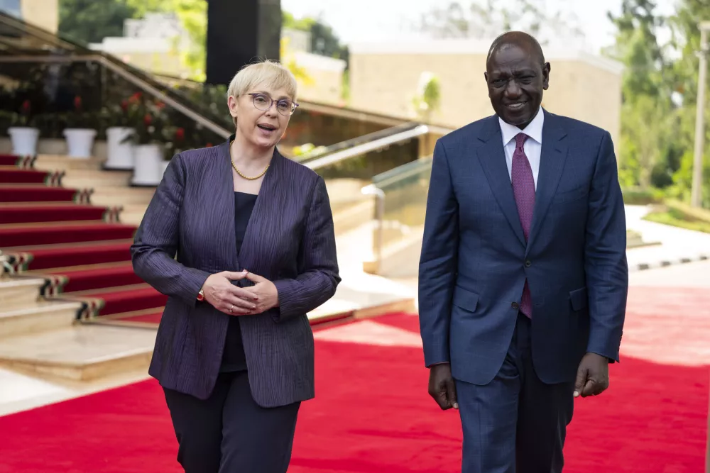 Kenija, Nairobi.Obisk predsednice republike Natase Pirc Musar v Keniji.Prihod predsednice republike pred State House Nairobi.