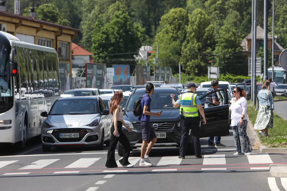 06.06.2025. Dirka po Sloveniji 2025. Trasa skozi Ljubljano. Kolona vozil na Bleiweisovi cesti. Foto:Bojan Velikonja