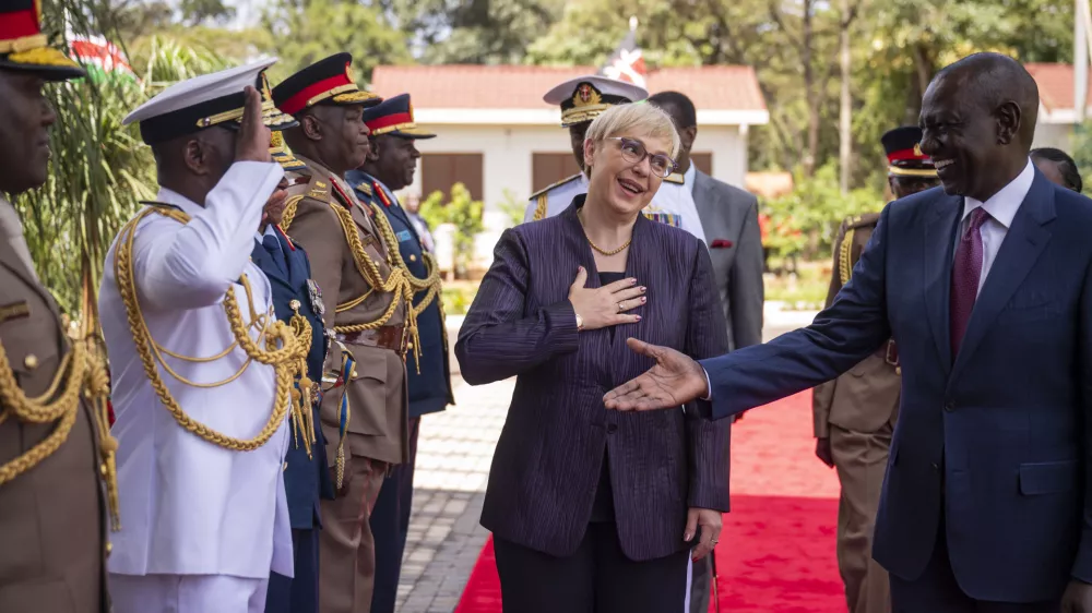 Kenija, Nairobi.Obisk predsednice republike Natase Pirc Musar v Keniji.Prihod predsednice republike pred State House Nairobi.