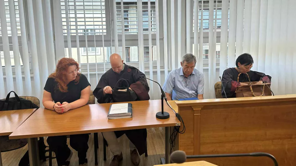 Celje, celjsko okrozno sodisce.Na celjskem okroznem sodiscu se je danes zacela glavna obravnava v zadevi Atrij Celje.Obdolzena Damjana Sumlak, njen zagovornik Simon Karlovsek, obdolzeni Radovan Cink in njegova zagovornica Brigita Levicar Praznik.