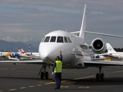 Slovensko protokolarno letalo falcon 2000EX po več kot pol leta, odkar je prenehala najemna pogodba v ZDA, pristalo na letali&scaron;ču Brnik.- Letalo je priletelo iz &scaron;vicarskega Basla, kjer je bilo na temeljitem remontu po &scaron;tirih letih najema, cena remonta pa naj bi bila nekaj 100.000 evrov///FOTO: Luka CjuhaOPOMBA: ZA OBJAVO V ČASOPISU DNEVNIK