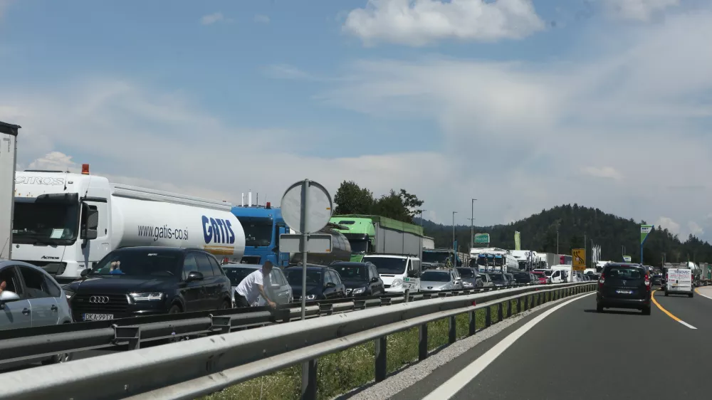 - 26.07.2018 &ndash; primorska avtocesta &ndash; prometna nesreča med priključkoma Postojna in Razdrto proti Kopru &ndash; verižno trčenje - udeleženih pet vozil, ena oseba je v osebnem avtomobilu umrla. - zastoj na avtocesti - kolona - gneča na cesti  //FOTO: Luka Cjuha..