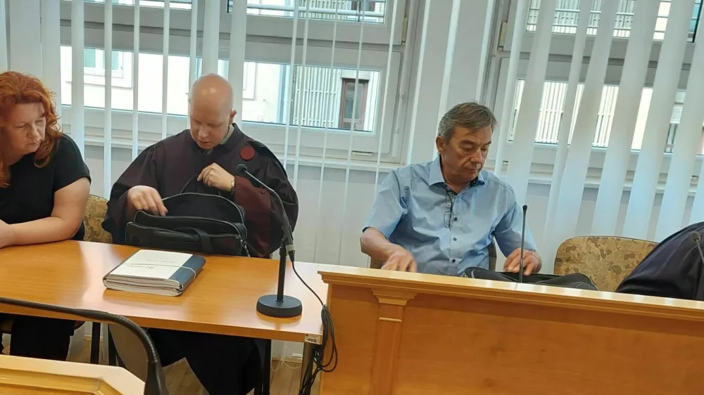 Radovanu Cinku in Damjani &Scaron;umlak tožilstvo očita tri nadaljevana kazniva dejanja poslovne goljufije. Foto: Mojca Marot