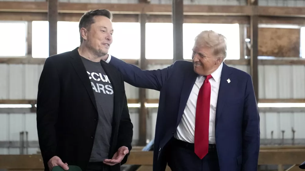 FILE - Tesla and SpaceX CEO Elon Musk, left, and Republican presidential nominee former President Donald Trump attend a campaign event at the Butler Farm Show, Oct. 5, 2024, in Butler, Pa. (AP Photo/Alex Brandon, File) / Foto: Alex Brandon