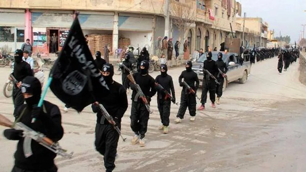 This undated image posted on a militant website on Tuesday, Jan. 14, 2014 shows fighters from the al-Qaida linked Islamic State of Iraq and the Levant (ISIL) marching in Raqqa, Syria. Two weeks of fighting between an al-Qaida-linked group and other rebel forces in Syria has killed more than 1,000 people, an activist group said Thursday, as clashes raged between the rival factions in a northwestern town. The fighting pitting the al-Qaida-linked Islamic State of Iraq and the Levant and other groups are the most serious among rebel forces since the Syrian conflict began in March 2011. (AP Photo/militant website) / Foto: Uncredited