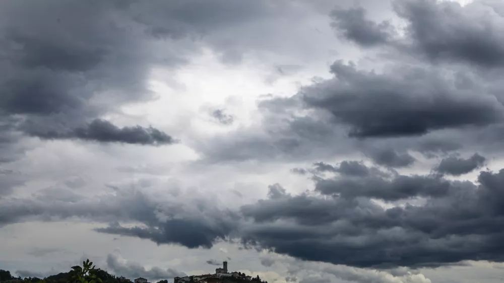 - simbolična fotografija - vremenska slika, neurje, nevihta, nevihtni oblaki, - 07.06.2022 &ndash; Gori&scaron;ka Brda &ndash; delovni naslov &raquo; Strah pred točo &laquo;  //FOTO: Luka CjuhaOPOMBA: REPORTAŽA ZA OBJEKTIV 2022