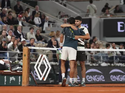 Winner Spain's Carlos Alcaraz, right, and Italy's Lorenzo Musetti greet each other after the semifinal match of the French Tennis Open at the Roland-Garros stadium in Paris, Friday, June 6, 2025. (AP Photo/Lindsey Wasson)