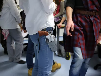 - DESK - centralna redakcija časnika Dnevnik - dija&scaron;ka novinarska ekipa - dijaki gimnazije Jesenice na pustni torek - simbolična fotografija - orožje - mladina - nasilje - pustna maska     - 17.02.2015 - Projekt časopisa Dnevnik - soustvarjanje &scaron;este Dnevnikove priloge Obrazi prihodnosti - priloga novinarskih ekip slovenskih gimnazij - soustvarjali dijaki gimnazij - 19 &scaron;ol 100 mladih novinarjev - &scaron;olstvo - izobraževanje - mediji - //FOTO: Jaka Gasar / Foto: Jaka Gasar