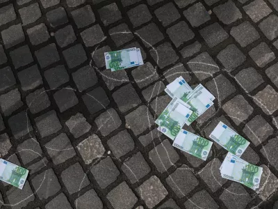 - Simbolična fotografija, denar euro, finance, ekonomija, pohlep- 01.04.2023 &ndash; Pre&scaron;ernov trg - dogodek Zemlja gori ob začetku kampanje Podnebni zločin, na katerem so aktivisti Greenpeace Slovenija zažgali več metrov velik rekvizit Zemlje in s tem opozorili odločevalce, naj podnebno krizo začnejo jemati resno; //FOTO: Bojan Velikonja