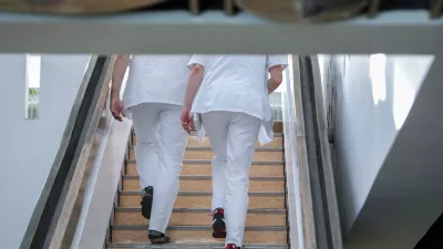 - simbolična fotografja - zdravnik, osebje, zdravstvo  - 03.01.2018 &ndash; Univerzitetni klinični center UKC Ljubljana - primopredaja poslov med dosedanjim direktorjem UKC Andražem Kopačem in Ale&scaron;em &Scaron;abederjem, ki prevzema funkcijo generalnega direktorja UKC Ljubljana - vodstvo &ndash; uprava  //FOTO: Jaka Gasar