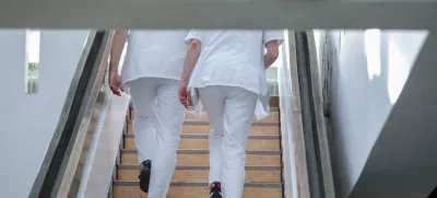 - simbolična fotografja - zdravnik, osebje, zdravstvo  - 03.01.2018 – Univerzitetni klinični center UKC Ljubljana - primopredaja poslov med dosedanjim direktorjem UKC Andražem Kopačem in Alešem Šabederjem, ki prevzema funkcijo generalnega direktorja UKC Ljubljana - vodstvo – uprava  //FOTO: Jaka Gasar